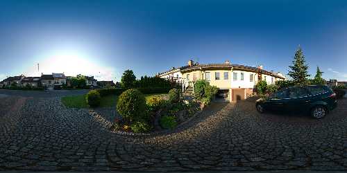 Przed domem w maju crop.jpg